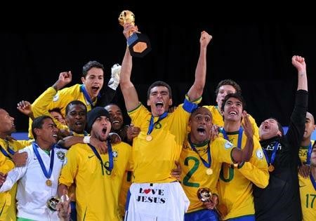 قائد منتخب البرازيلي لوسيو يرفع كاس اخر بطولة