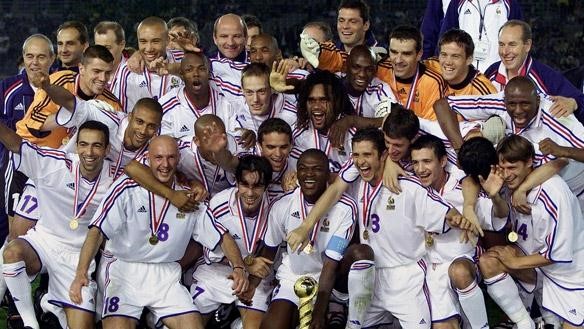 فرحة لاعبي المنتخب الفرنسي بعد الفوز بلقب كاس القارات 2001
