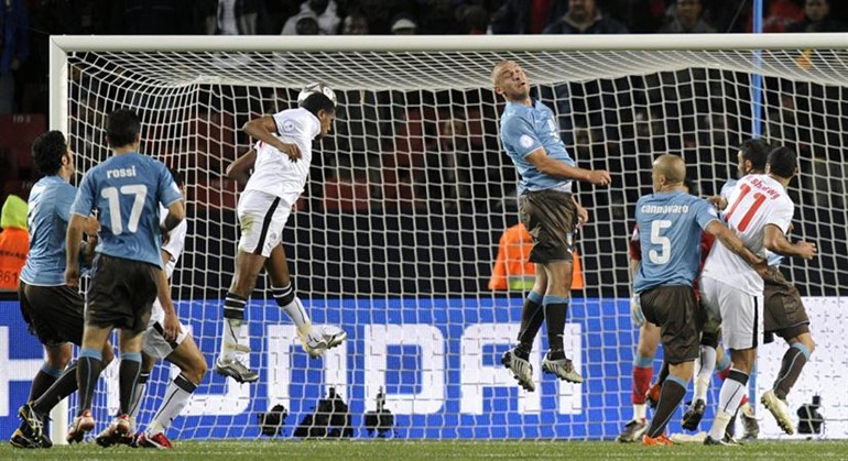 لاعب منتخب مصر محمد حمص لحظة تسجيله هدفه التاريخي بمرمى ايطاليا