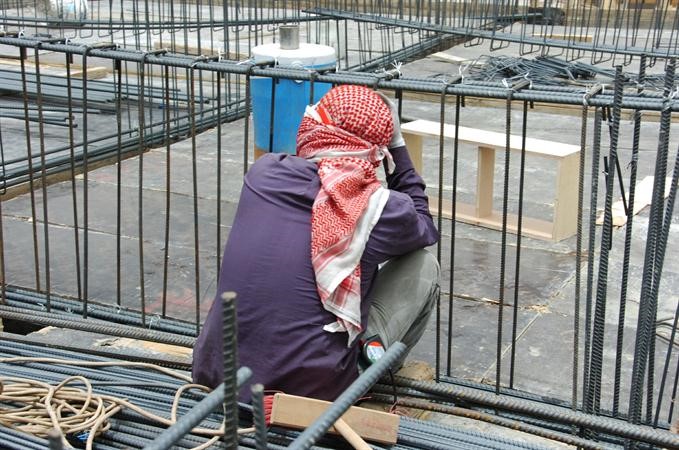احد العمال يواصل عمله تحت حرارة الشمس رغم قرارات الشؤون
