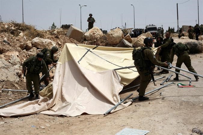  جنود الاحتلال يهدمون خيمة اقامهانشطاء فلسطينيون ضد الاستيطان بالخليل 	 افب﻿