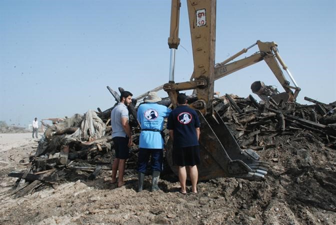 فريق الغوص ينتشل حطام سفينة من ساحل عشيرج