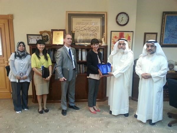 د عبدالمحسن الجارالله الخرافي مكرما ناتالي بيكر الملحق الاقتصادي للسفارة الاميركية
