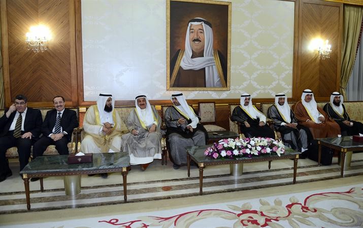 الرئيس علي الراشد والوفد المرافق له اثناء عودتهم مساء امس الاول الى البلاد وفي استقبالهم وزير الدولة لشؤون مجلس الوزراء ووزير الدولة لشؤون البلدية الشيخ محمد العبدالله