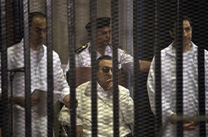 حسني مبارك ونجلاه علاء وجمال في قفص الاتهام اثناء المحاكمة امس افپ