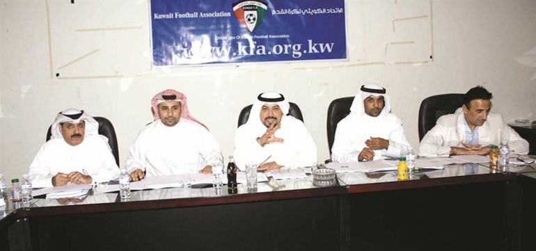 الشيخ طلال الفهد متوسطا اعضاء لجنة المسابقات في اتحاد الكرة﻿