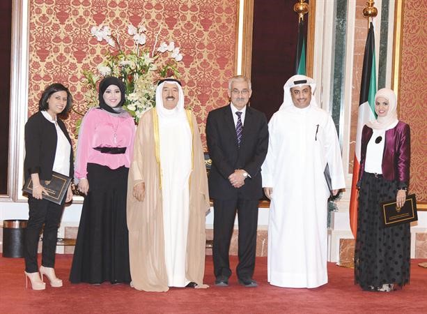 صاحب السمو الامير الشيخ صباح الاحمد يتوسطدعدنان شهاب الدين وممنار الحشاش اثناء تكريم الفائزين