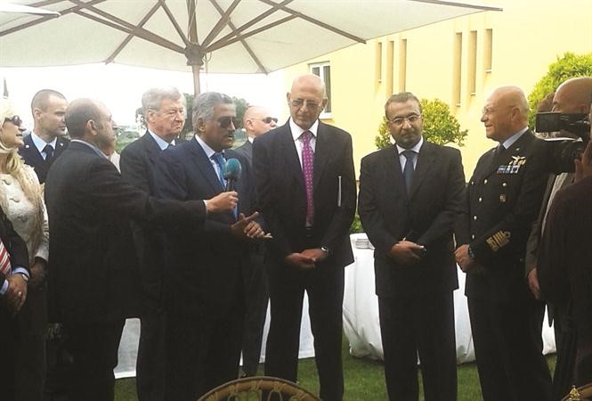 السفير الشيخ جابر الدعيج يرحب بقائد القوات الجوية الايطالية وضيوف حفل تسليم السفير خلف قلادة القوات الجوية