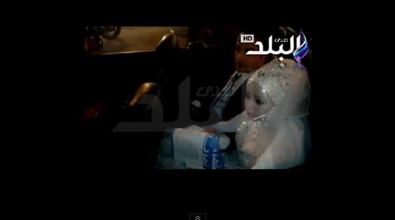 بالفيديو.. مصري يوقف سيارة زفافه للتوقيع على استمارة «تمرد»