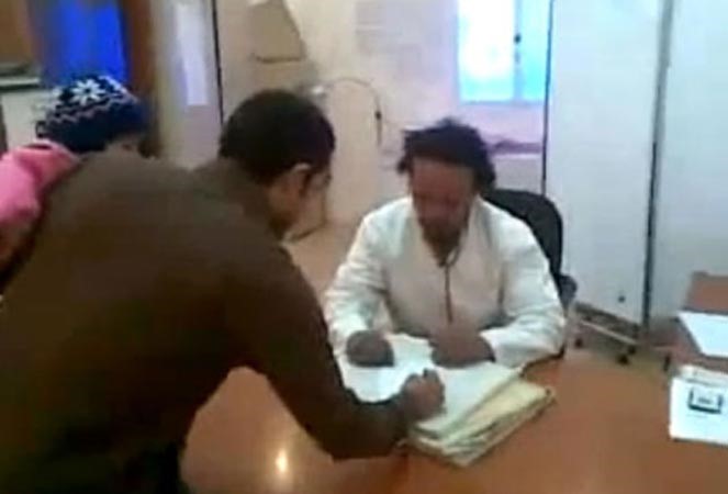 بالفيديو.. غاب الطبيب فتولى المراجع متابعة المرضى!