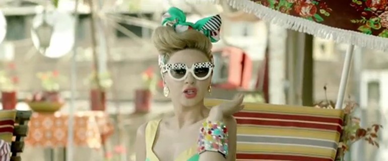 بالفيديو.. ميريام فارس ترقص فوق عمارة بمنطقة شعبية بلبنان