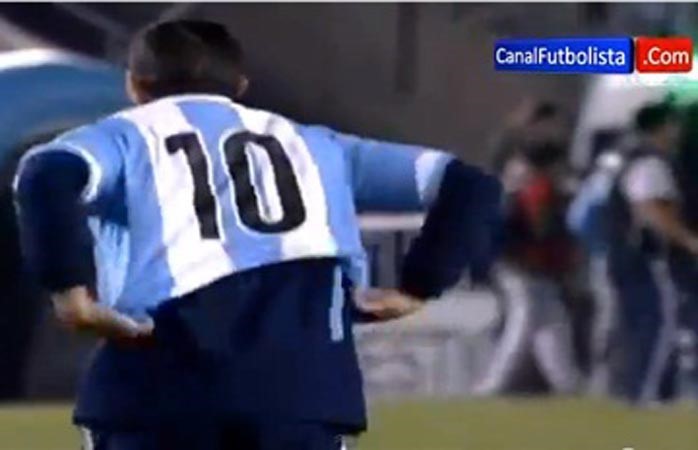 بالفيديو.. مشجع يسرق قميص ميسي بعد مباراة كولومبيا 