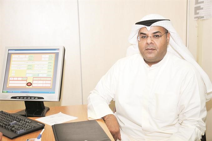 انور مال الله يقدم اوراقه