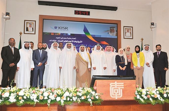 الحجرف متوسطا مجموعة من الباحثين المكرمين﻿