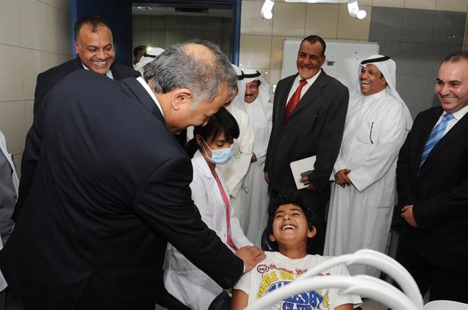 الوزير يداعب طفلا اثناء تلقيه العلاج قاسم باشا
