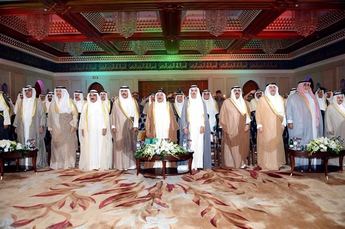 صاحب السمو الامير الشيخ صباح الاحمد وسمو ولي العهد الشيخ نواف الاحمد ورئيس مجلس الامة علي الراشد والشيخ فيصل السعود والشيخ مشعل الاحمد وكبار الشيوخ والوزراء خلال افتتاح اعمال المؤتمر الوطني للتشريعات الالكترونية
