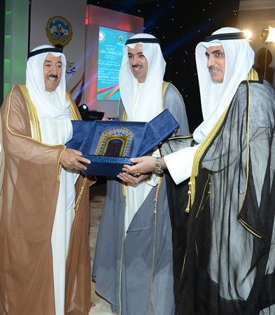 سمو الامير يكرم احد المشاركين بحضور رئيس مجلس الامة