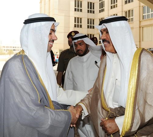 سمو ولي العهد الشيخ نواف الاحمد مصافحا رئيس مجلس الامة علي الراشد