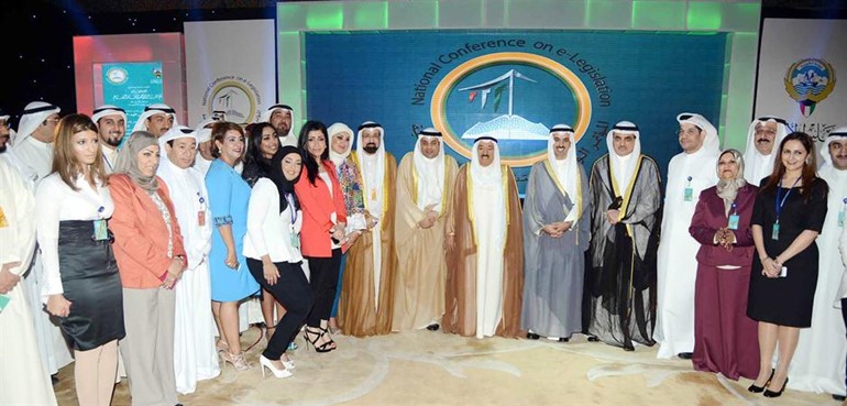سمو الامير ورئيس مجلس الامة ويعقوب الصانع يتوسطون المشاركين في المؤتمر