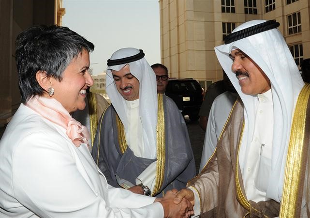 سمو ولي العهد مصافحا صفاء الهاشم