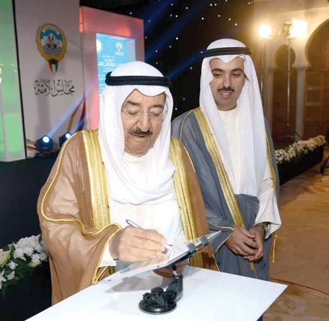 صاحب السمو الامير الشيخ صباح الاحمد يوقع الكترونيا ايذانا ببدء فعاليات مؤتمر التشريعات الوطنية بحضور رئيس مجلس الامة علي الراشد