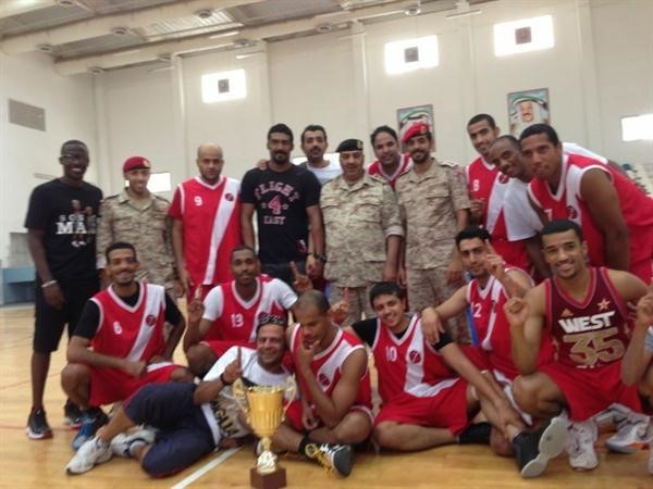فهد الرجيبة مع خالد عناد ولاعبي فريق الشرطة العسكرية بعد التتويج بلقب الكاس