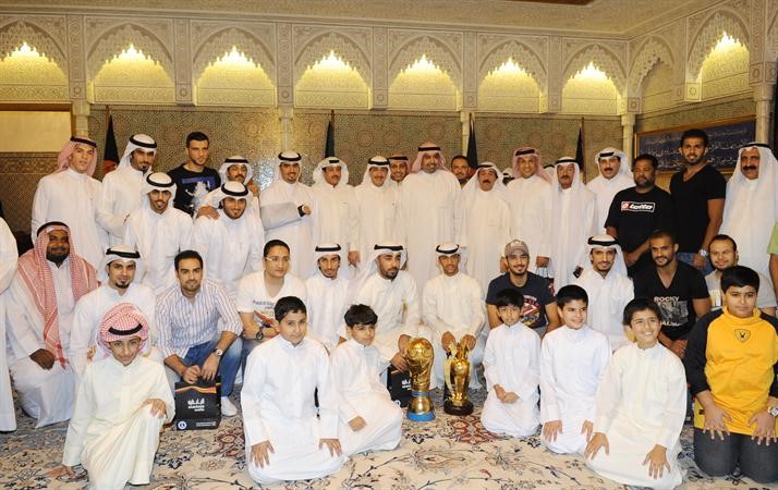 الشيخ خالد الفهد مع سعود ومحمد البابطين واللاعبين المكرمين قاسم باشا