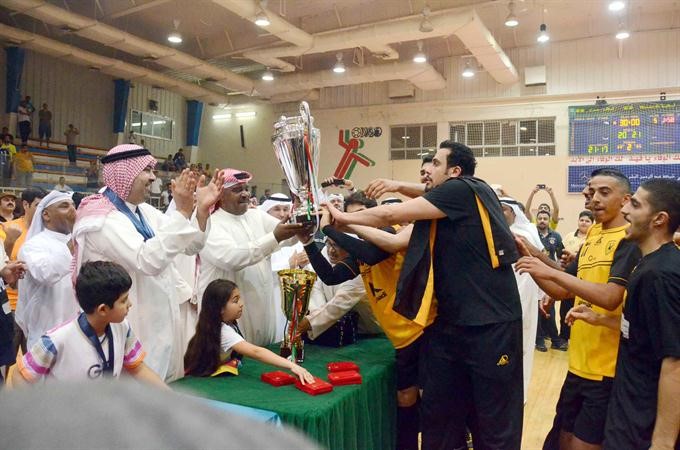 الشيخ خالد الفهد يسلم الكاس ليوسف الفضلي ﻿