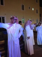 اللواء عايض العتيبي مقابل المنزل الذي توفي فيه البدون