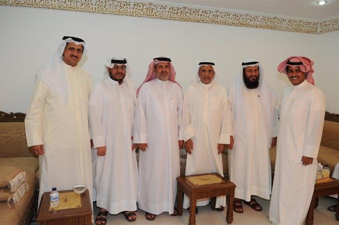 بن حويل متوسطا النائبين السابقين محمد الخليفة ومحمد هايف ودغالب البصيص