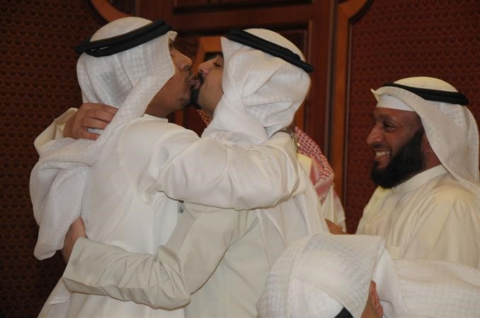 سعد المطيري مهنئا عبدالعزيز السمحان بعد اعلان النتيجة﻿