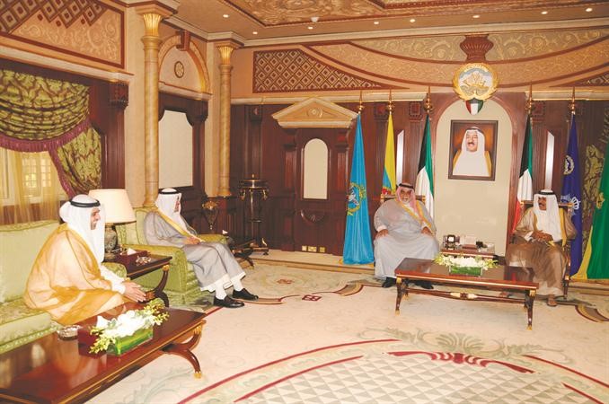 سمو ولي العهد الشيخ نواف الاحمد مستقبلا الشيخ احمد الخالد والشيخ سلمان الحمود والشيخ محمد العبدالله