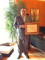 السفير عادل العيار بعد ان منح لقب فارس من قبل المؤسسة العالمية ثيسار ايخيدو سرانو الخاصة بنشر السلام حول العالم 