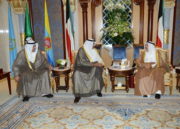 صاحب السمو الامير الشيخ صباح الاحمد مستقبلا الشيخ صباح الخالد وعبد الوهاب البدر