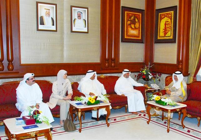 سمو رئيس الوزراء الشيخ جابر المبارك مستقبلا رئيس واعضاء جمعية الشفافية 