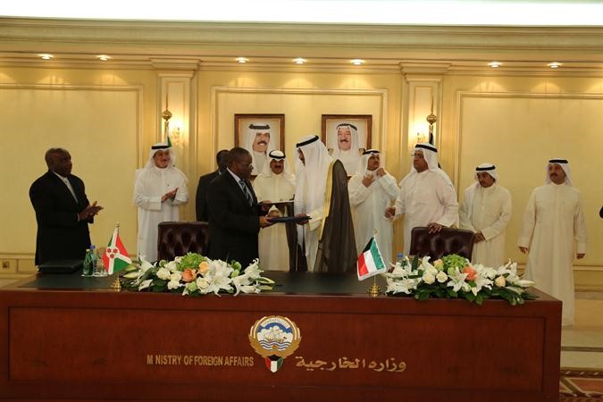 الشيخ صباح الخالد خلال توقيع الاتفاقية مع وزير خارجية بروندي
