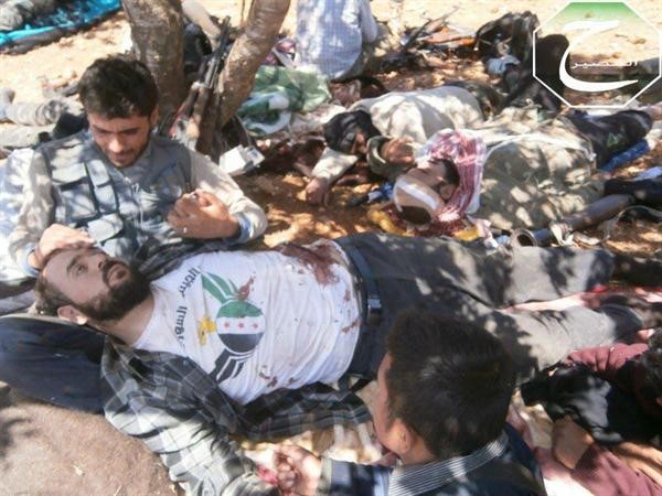 صورة بثها الناشط هادي العبد الله على صفحته لعدد من الجرحى لدى نزوحهم من مدينة القصير ولجوئهم الى البساتين والبراري