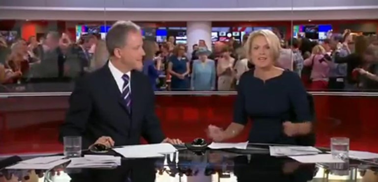 بالفيديو.. الملكة اليزابيث تفاجئ مذيعي "BBC" بحضورها
