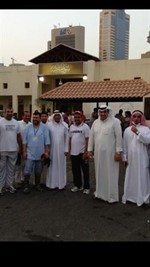 عبدالله العويصي وفيصل الانصاري يتوسطان فريق الحملة