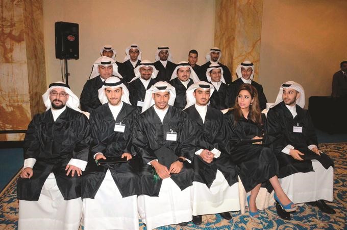 لقطة جماعية لبعض الخريجين 