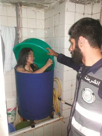 بائعة الهوى داخل برميل لتصنيع الخمور المحلية