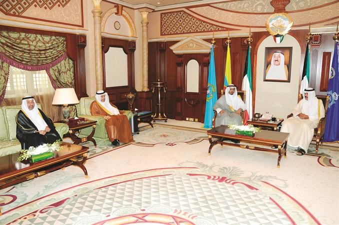 سمو ولي العهد الشيخ نواف الاحمد اثناء استقباله دمحمد الطبطبائي ودبدر الماص ودعصام الغريب 