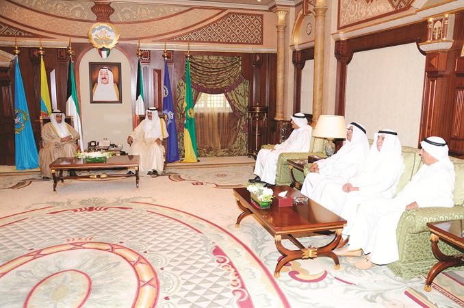  سمو ولي العهد الشيخ نواف الاحمداثناء استقباله رئيس واعضاء لجنة نزع الملكية للمنفعة العامة 