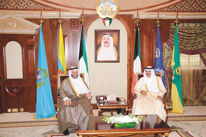  سمو ولي العهد الشيخ نواف الاحمد اثناء استقباله محمد عبدالله العليم 
