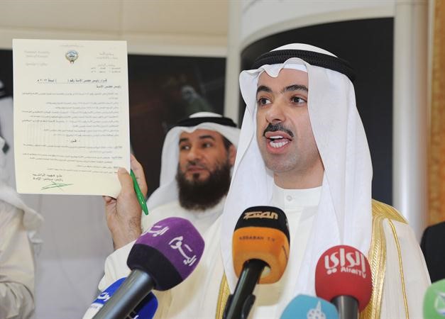 الرئيس علي الراشد يرفع كتاب كادر العاملين في المجلس