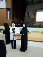  رقية حسين تكرم احدى القائمات على تنظيم الملتقى﻿