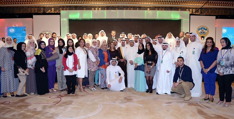 رئيس مجلس الامة متوسطا المشاركين في مؤتمر التشريعات الالكترونية بعد اختتام فعاليات المؤتمر