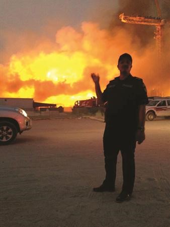 احد رجال الاطفاء في موقع الحريق﻿