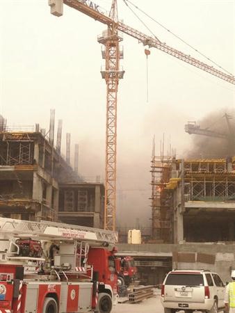 سيارات الاطفاء هرعت الى الموقع لمكافحة الحريق﻿