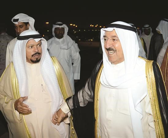 صاحب السمو الامير الشيخ صباح الاحمدلدى وصوله وفي استقباله محمد المسيلم